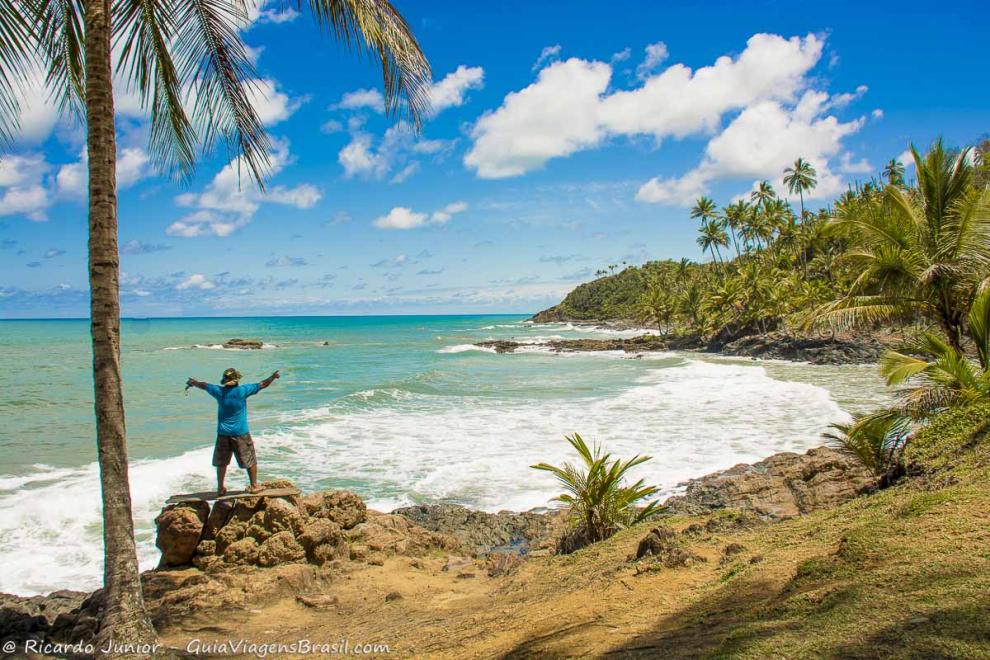 Imagem do guia empolgado mostrando a linda Praia de Havaizinho.